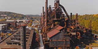 钢铁大厦——历史悠久的钢铁厂，曾经被遗弃，但现在被改造成宾夕法尼亚州伯利恒的现代文化中心。空中无人机视频与电影平移轨道摄像机运动。