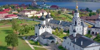 斯维亚日斯克岛的鸟瞰图。飞越斯维亚日斯克镇，位于俄罗斯伏尔加河岛上
