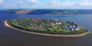 斯维亚日斯克岛的鸟瞰图。飞越斯维亚日斯克镇，位于俄罗斯伏尔加河岛上。应用倾斜移位效果