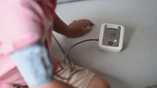 亚洲华人老年男子正在监测血压视频素材模板下载