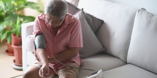 亚洲华人老年男子正在监测血压
