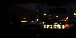 夜晚城市中行驶的汽车模糊的前灯。运输抽象背景