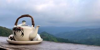 早晨的茶壶场景，雾和山的背景