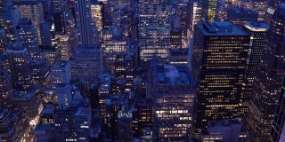 向上倾斜:高角度的曼哈顿纽约日落。美国的生活方式、城市景观和旅游概念。