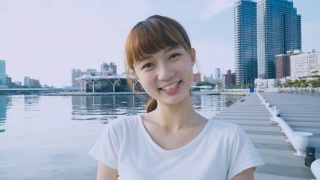 亚洲女人微笑自拍视频素材模板下载