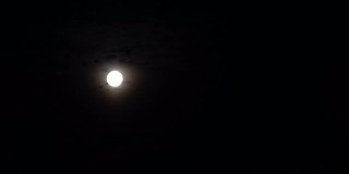 自然现象满月。月亮和夜空。月亮在天空中的运动。神奇迷人的景象