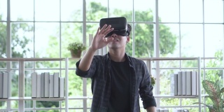 年轻人站着，用VR做手交互