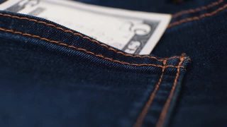 5美元钞票放在牛仔裤口袋里的转盘上。极端特写镜头,视频素材模板下载