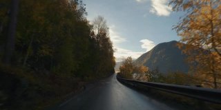 在挪威峡湾行驶的POV汽车:户外的秋天