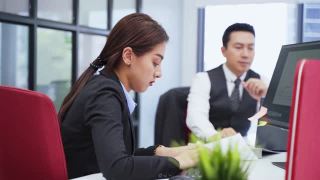 办公室疾病综合症亚洲年轻女商人在电脑前工作时会出现头痛、压力大、不适等症状。她对所分配的工作感到灰心丧气。视频素材模板下载