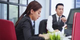 办公室疾病综合症亚洲年轻女商人在电脑前工作时会出现头痛、压力大、不适等症状。她对所分配的工作感到灰心丧气。