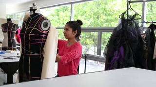 亚洲印度女时装大学生裁剪布料在大学工作坊做服装项目视频素材模板下载
