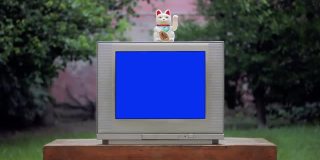 猫神猫幸运猫和老电视与蓝屏。