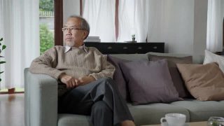 亚洲老年人老年男性或抑郁的爷爷在养老院的起居室对隔离看窗外，感觉悲伤思念不快乐周到的心理保健老年人。视频素材模板下载