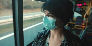 戴口罩的妇女乘坐2019冠状病毒病公共交通工具。