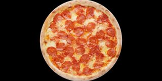 披萨俯视图与配料在黑色背景停止运动动画，4K旋转片不同的披萨