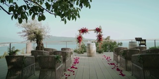 婚礼装饰与湖的景色在一个夏天的傍晚日落