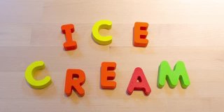 冰淇淋文字定格动画，跳跃文字为庆祝概念