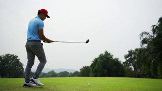 职业高尔夫球场上的男性高尔夫球手。视频素材模板下载