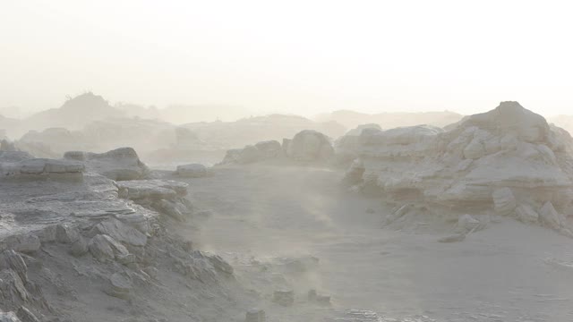 荒凉干燥的沙漠带着沙尘吹来