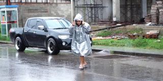 下雨天穿雨衣的女人慢镜头