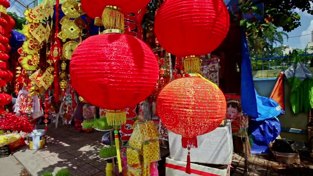 风吹动了城市街头市场上的大灯笼