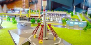 小型玩具火箭通过释放烟雾和点燃火焰来模拟从发射台起飞
