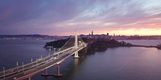 旧金山奥克兰海湾大桥空中城市景观轨道与彩色日落拍摄