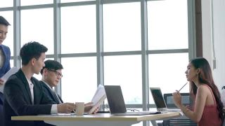 专业亚洲商人和女商人团队会议在办公室会议室，共同讨论和头脑风暴的商业战略想法，为成功的商业项目视频素材模板下载