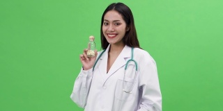 绿屏亚洲女医生手握药丸