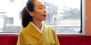 优雅的日本女子在京都乘坐火车