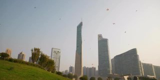 日落时分长沙市著名的三角洲公园塔放风筝慢镜头全景4k中国