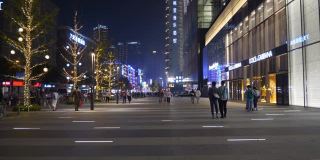 夜景时间照亮长沙市区交通、街道、人行道全景4k中国
