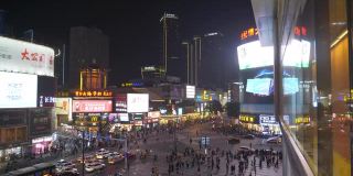 夜间时间长沙市区著名的拥挤交通街道人行横道屋顶慢镜头全景4k中国