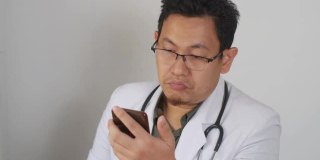 亚洲男性医生给他的病人建议网上，远程医疗的远程保健概念
