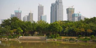 白天时间佛山城市公园池塘住宅综合体建设慢镜头全景4k中国