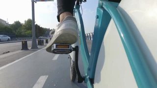 人们在海边的自行车道上骑车视频素材模板下载