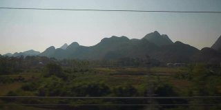 阳光明媚的一天火车公路旅行到广州通过著名的山脉pov全景4k中国