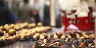 伊斯坦布尔烤栗子市场小贩准备视频。栗树，伊斯坦布尔，街道，烘焙，拥挤