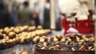 伊斯坦布尔烤栗子市场小贩准备视频。栗树，伊斯坦布尔，街道，烘焙，拥挤视频素材模板下载