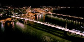夜间无人机飞过Hercílio卢兹桥，Florianópolis，圣卡塔琳娜，巴西