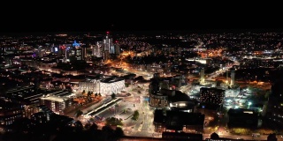 英国利兹镇中心的夜间航拍镜头，从空中俯瞰英国西约克郡的城市