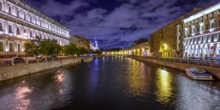 圣彼得堡，水渠里有船。老城区的建筑，历史遗迹