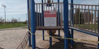 加拿大安大略省多伦多——2020年5月6日:按城市签名，COVID-19警报关闭，所有公园设施，包括游乐场关闭。练习身体距离，两米的距离。废弃的公园