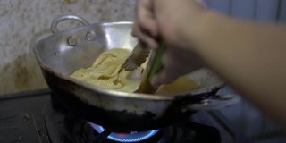 在热油里炸饺子或炸饺子的深炸烹饪过程