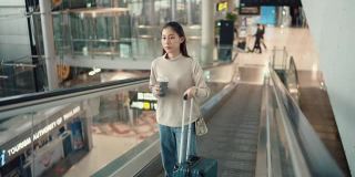 年轻的亚洲女孩独自旅行，开始在机场的一天