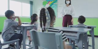 一组亚洲小学生和教师在开学后细菌的传播，新常态的教育理念。