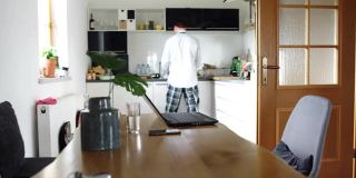 WS人在家远程办公，在厨房用笔记本电脑工作