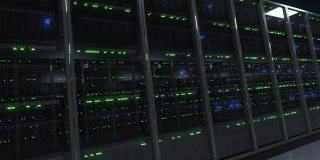 现代服务器机房数据中心的视角与闪烁的灯光在黑暗中