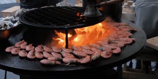 慢镜头:厨师用火苗在火盆上烤鲜红王虾
